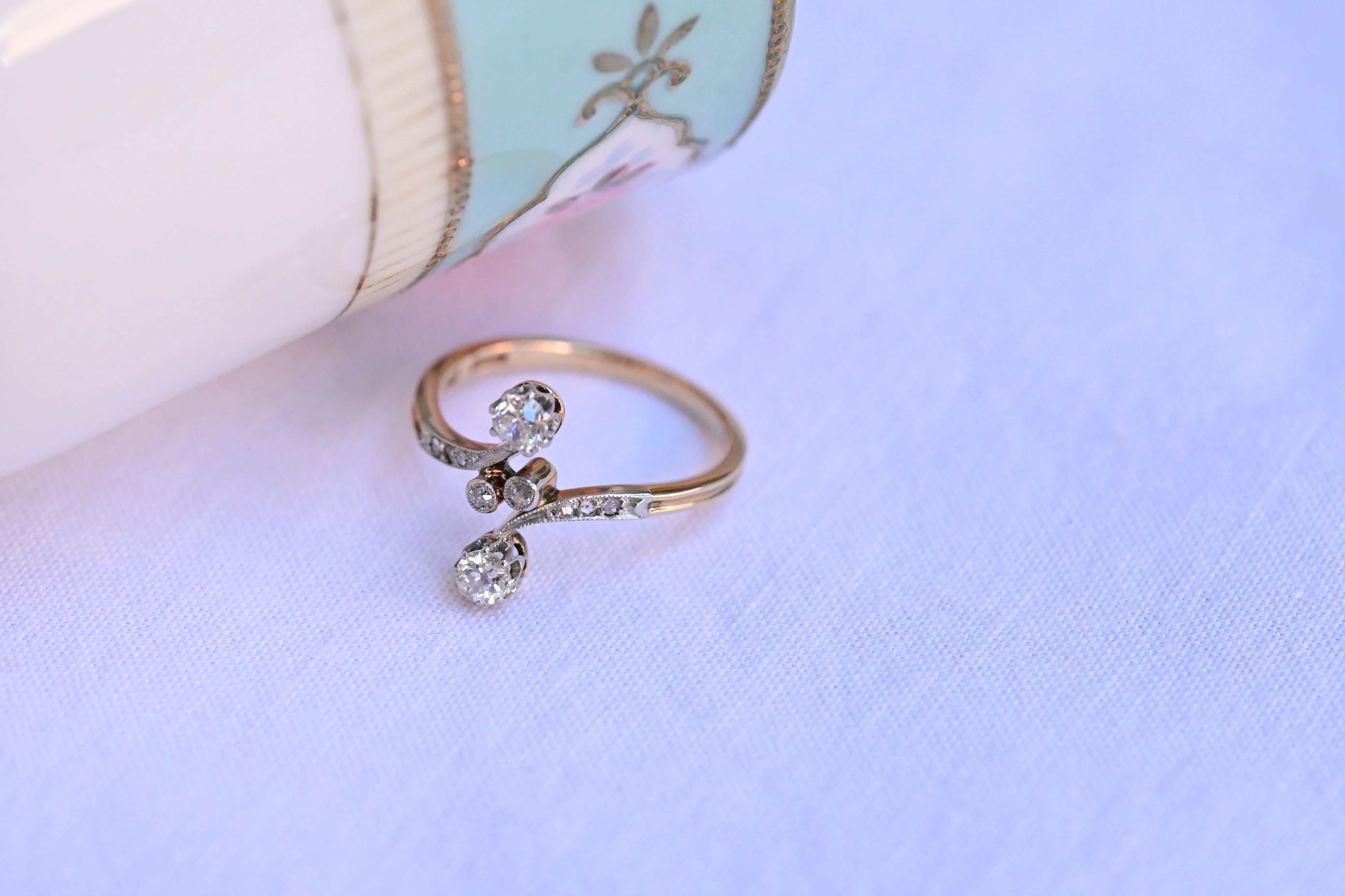 Vintage "You and Me" Ring mit Diamanten im alten europäischen Schliff und Rosenschliff, in Platin und 14K Gelbgold.