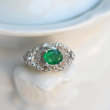 Anillo vintage con esmeralda teal ovalada central y 87 diamantes en oro blanco de 18K.