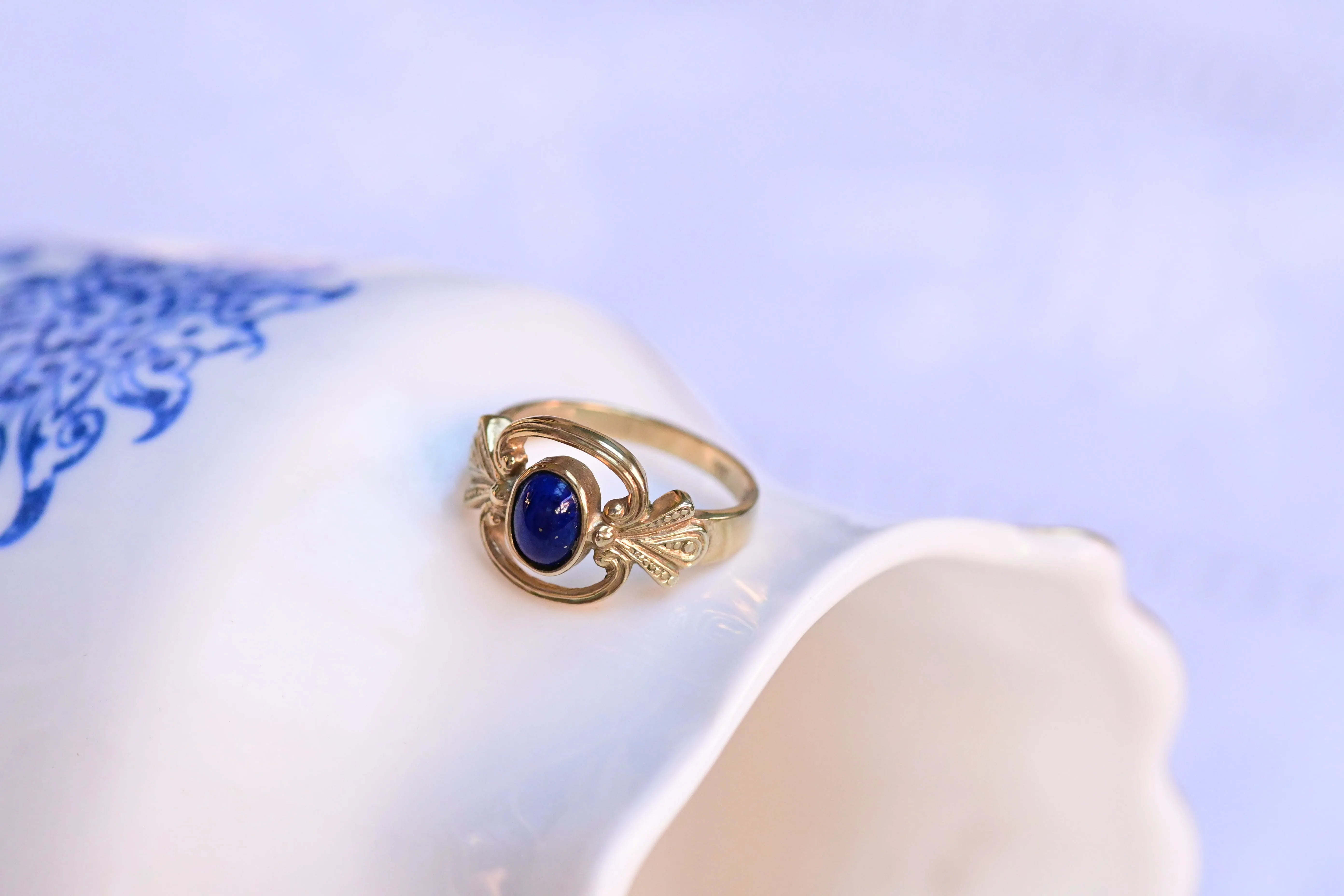 Bague en lapis-lazuli et ornements en or