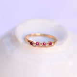 Anillo vintage con rubíes rosas y diamantes en oro amarillo de 18K.