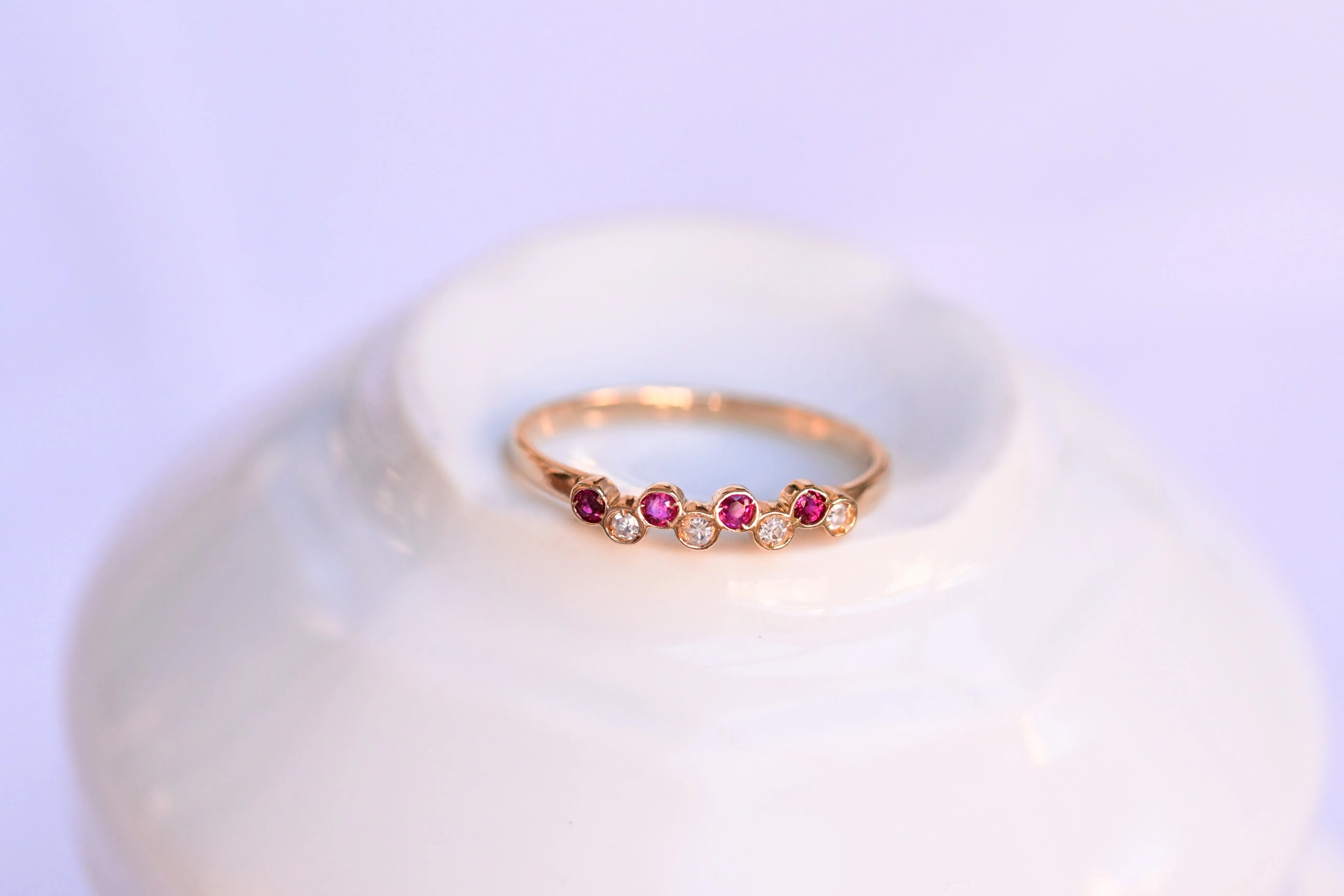 Anillo vintage con rubíes rosas y diamantes en oro amarillo de 18K.