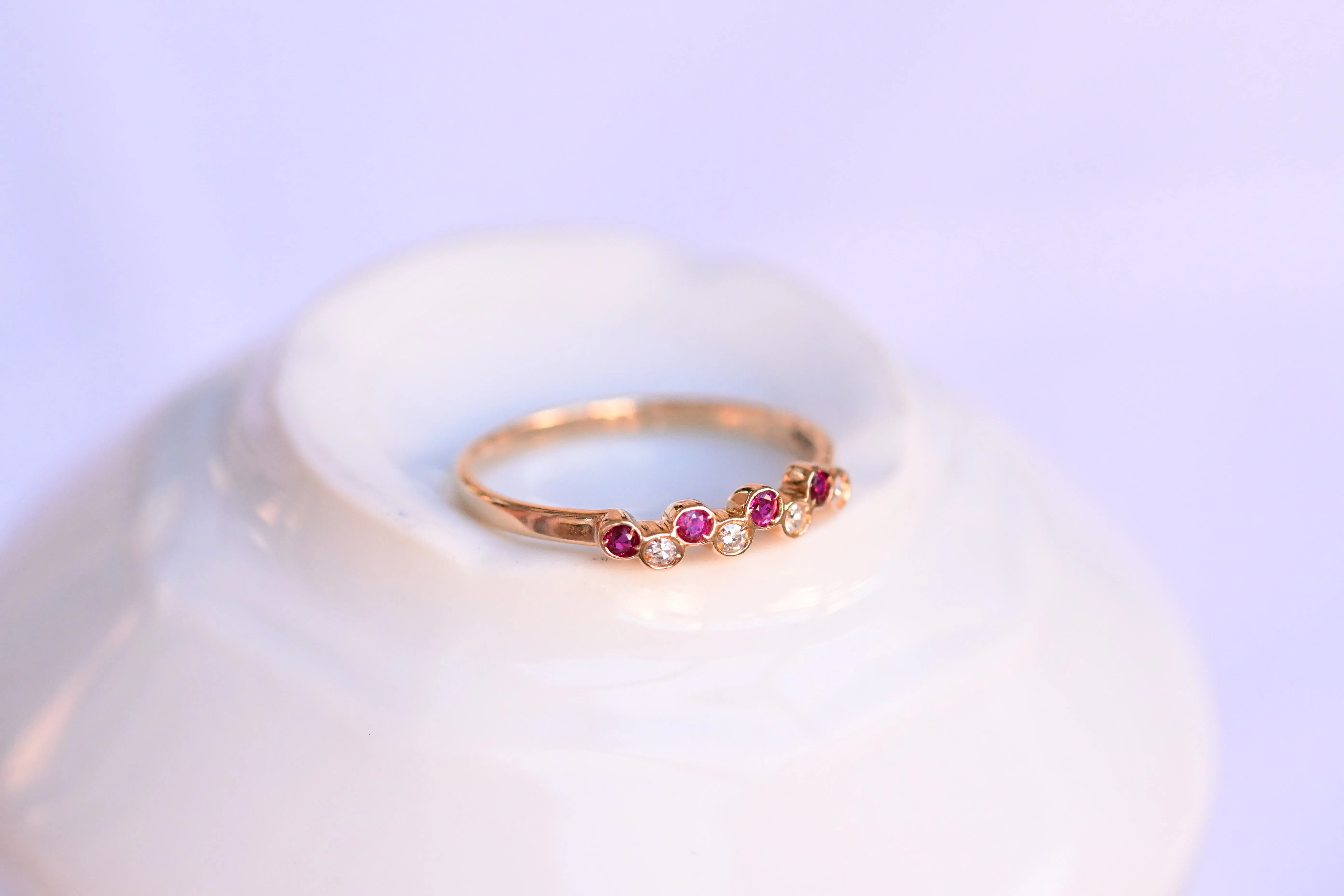 Vintage-Ring mit rosa Rubinen und Diamanten in 18K Gelbgold.