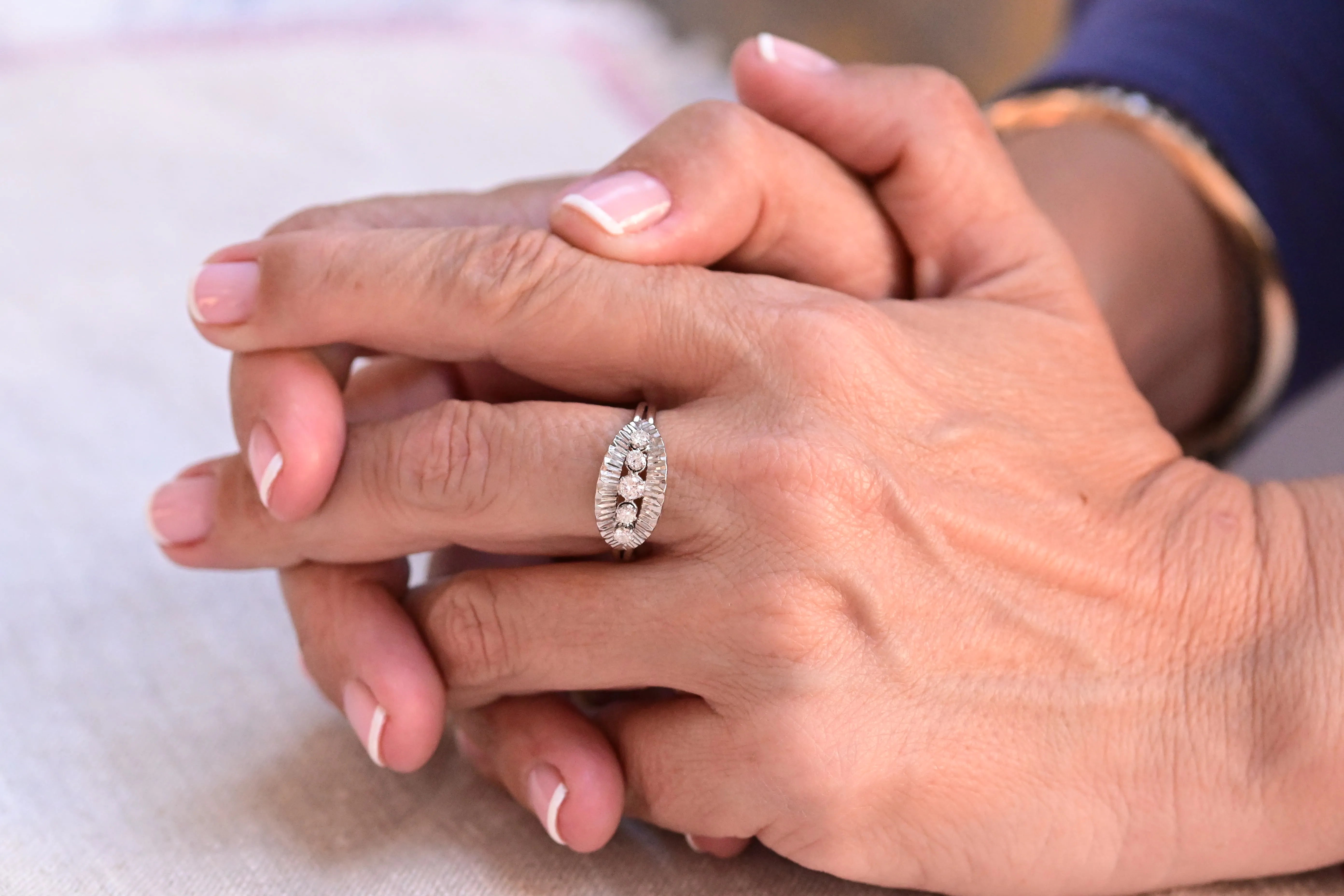 Anillo de cóctel de diamantes en oro blanco de 18K