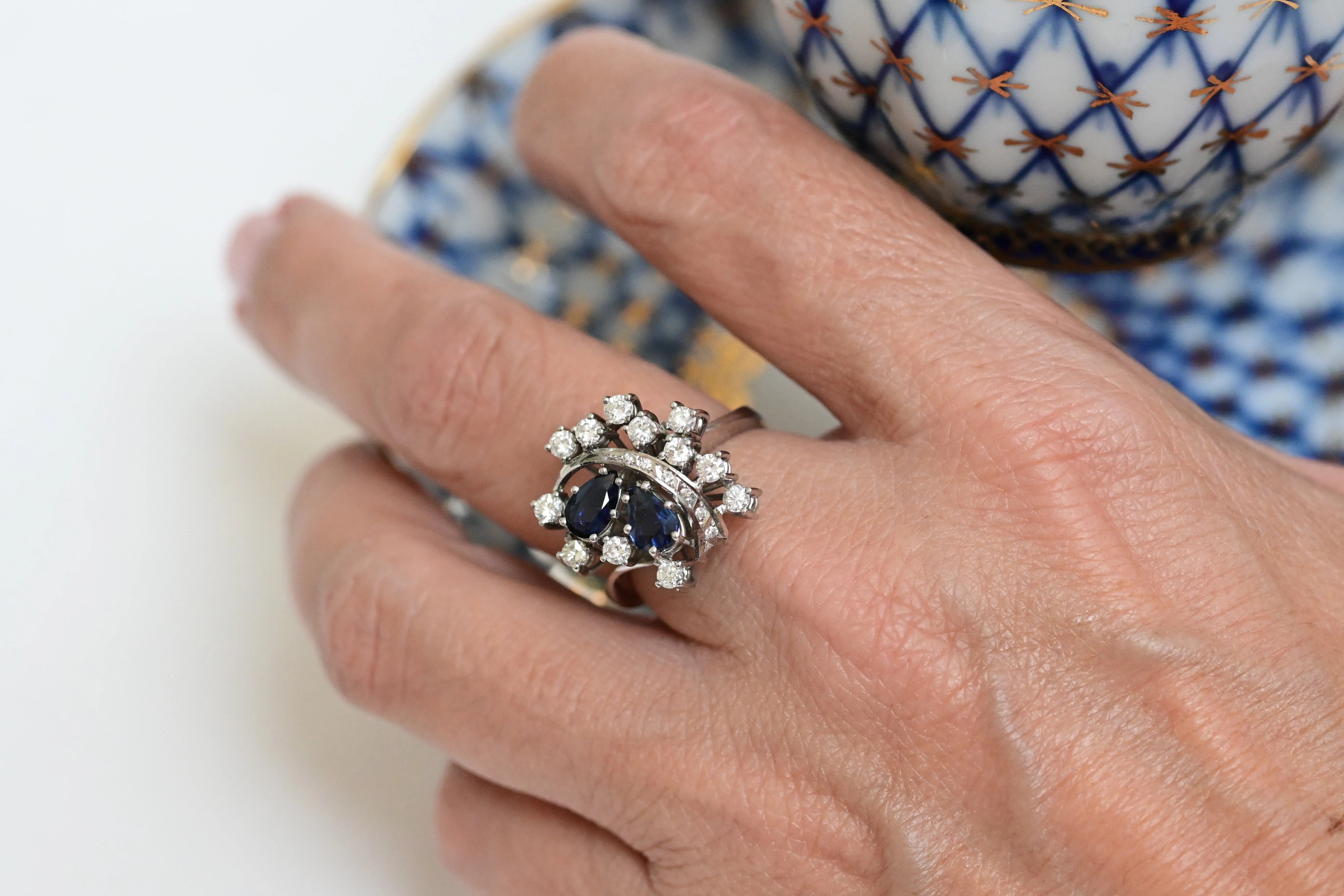 Anillo de cóctel en oro blanco con zafiros azul-violeta talla pera y diamantes