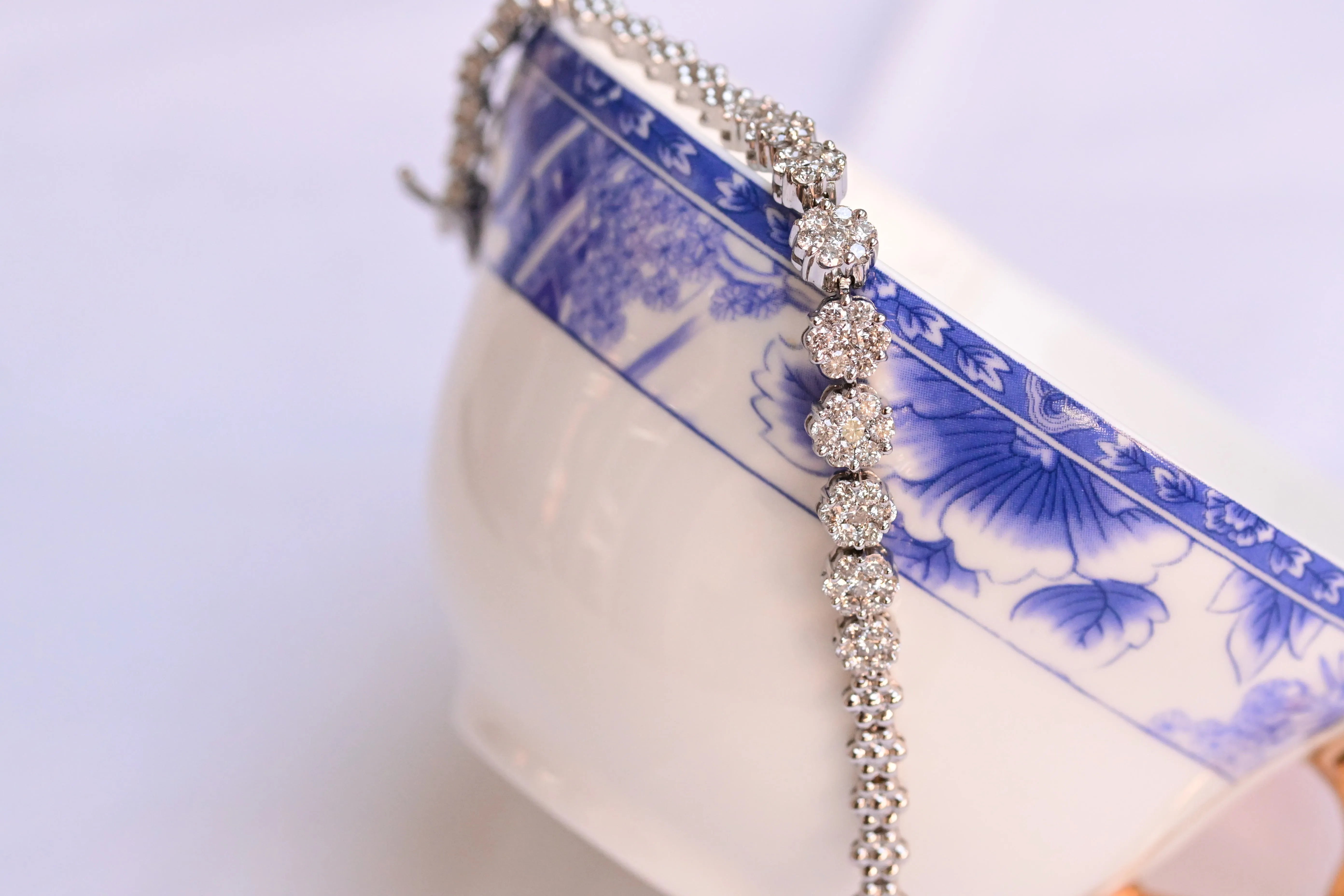 Bracelet vintage de designer avec motif floral en or blanc 14K avec 63 diamants ronds taille brillant.