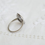 Vintage oval sapphire ring in 18K white gold with 23 diamonds