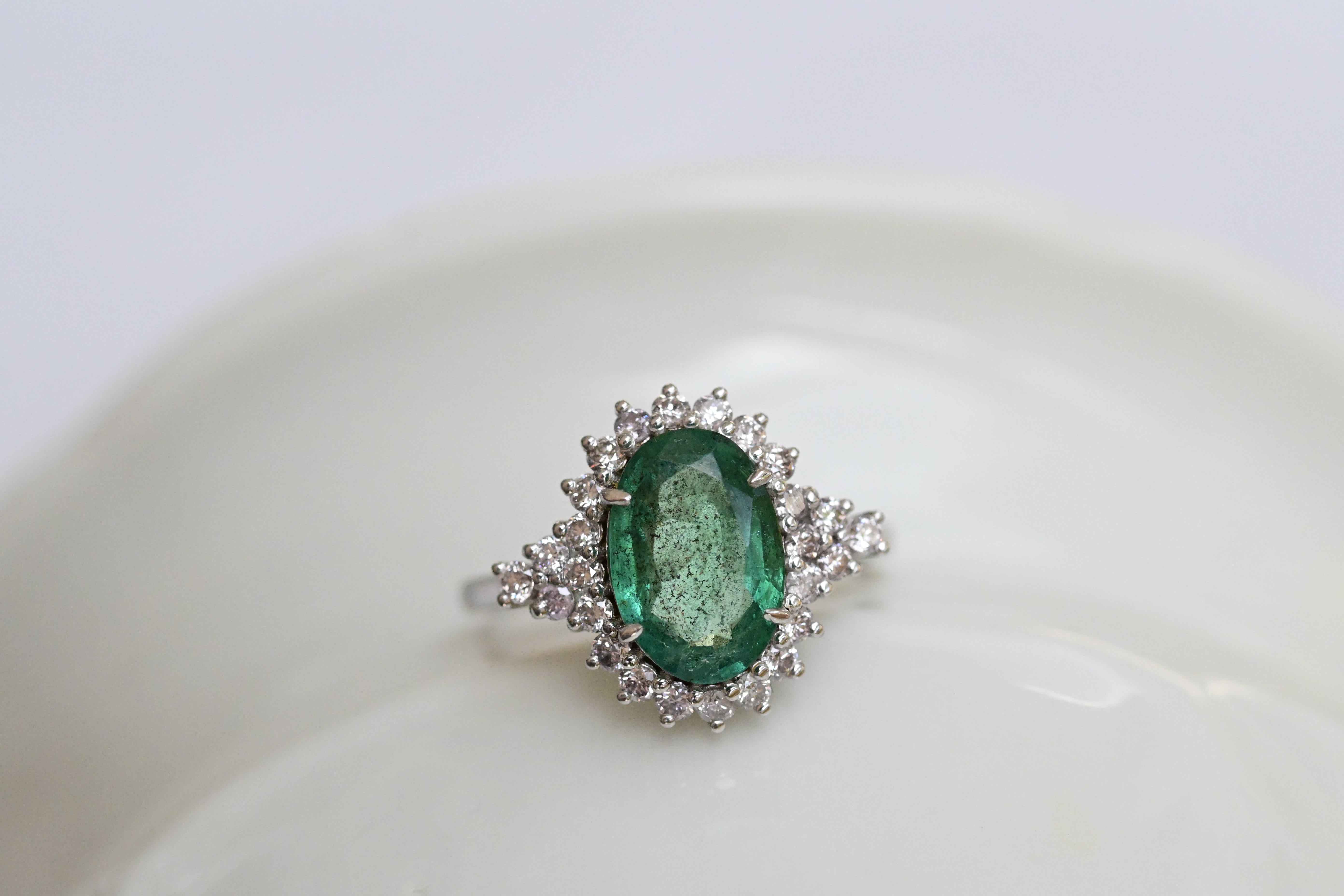 Anillo vintage con un zafiro verde azulado y 26 diamantes corte brillante en oro blanco.