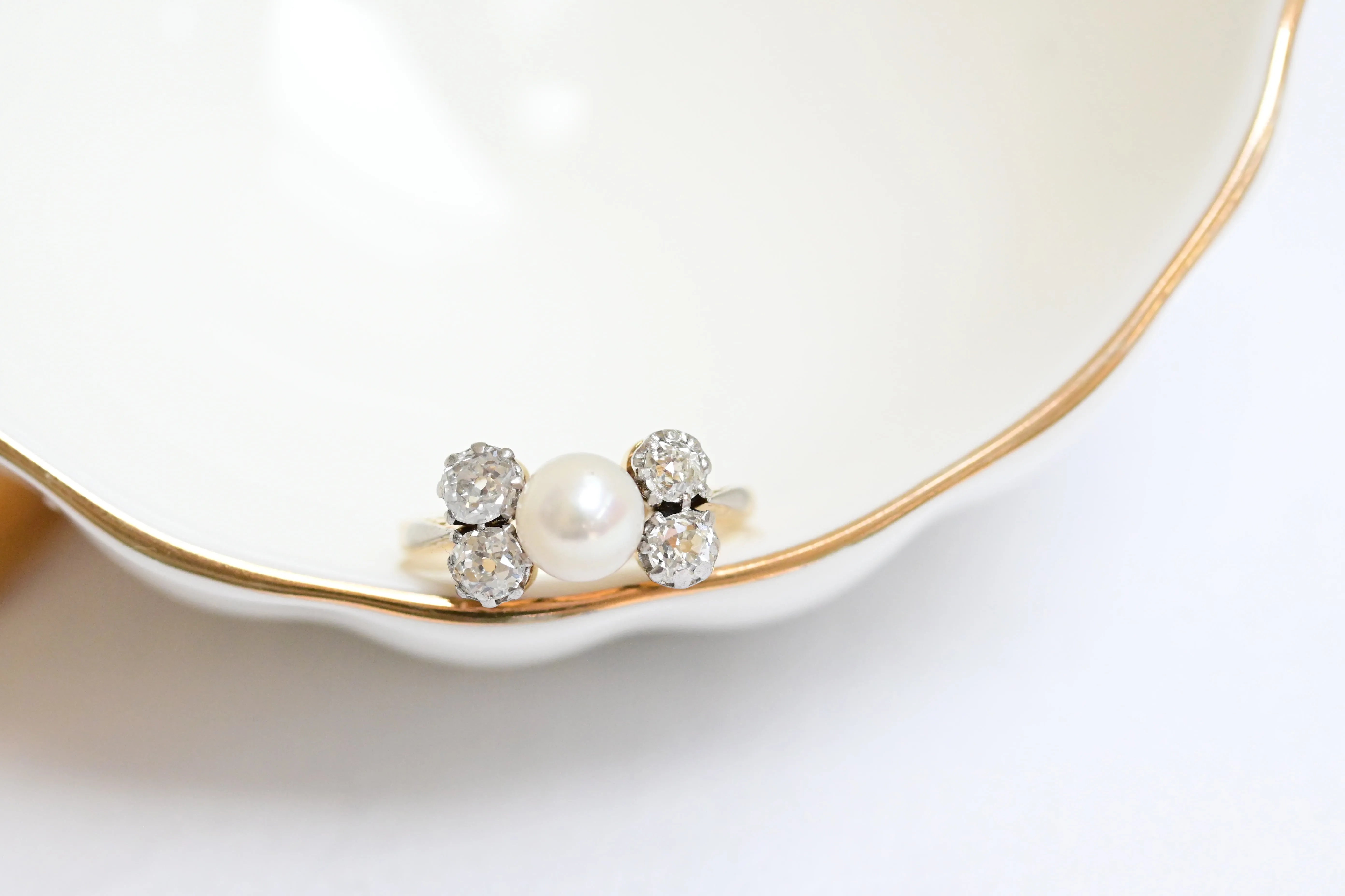 Bague vintage avec diamants et perle salée, en or jaune, avec diamants de coupe européenne.