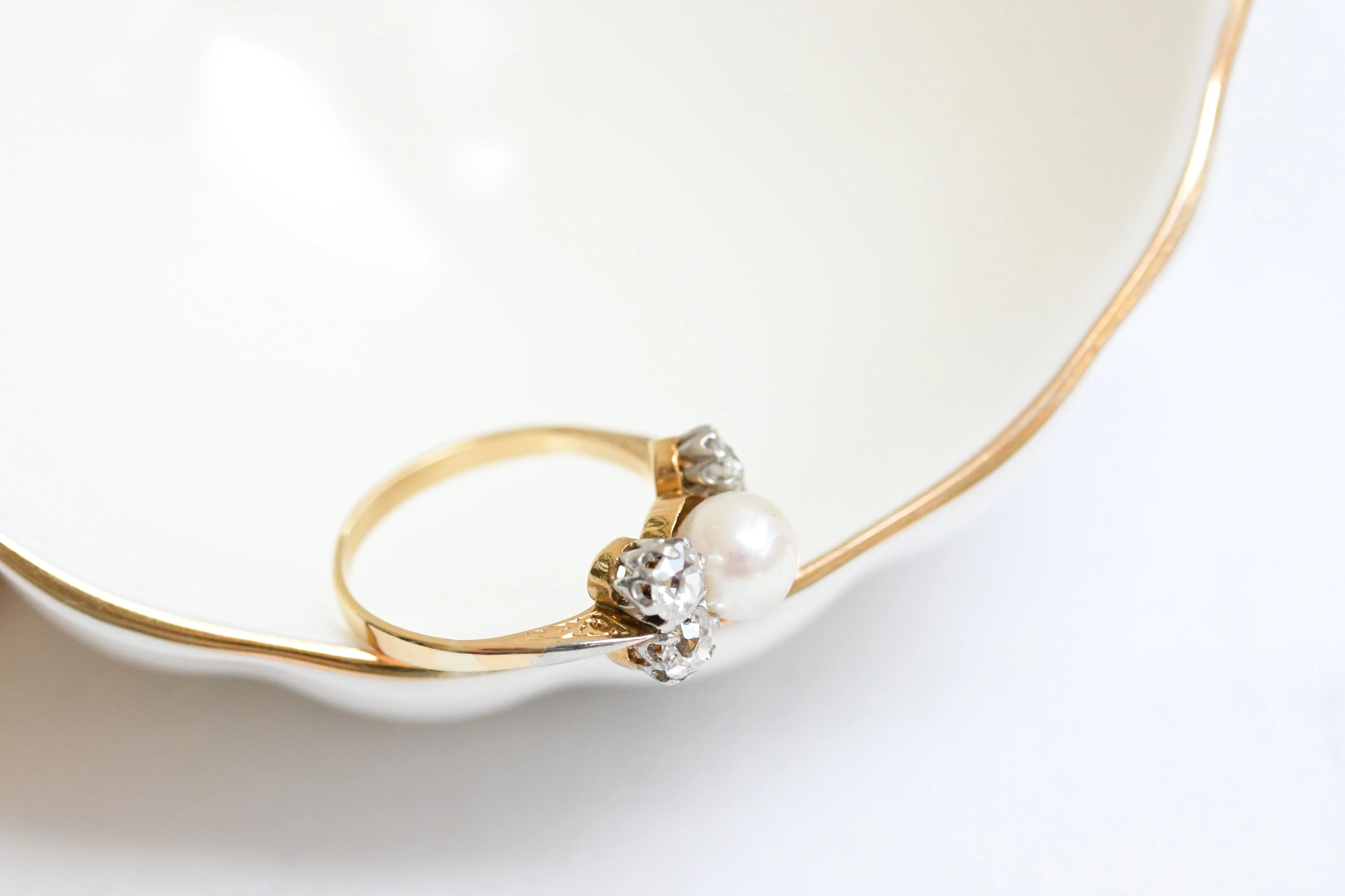 Vintage Ring mit Diamanten und Salzperle in Gelbgold, mit Diamanten im europäischen Schliff.