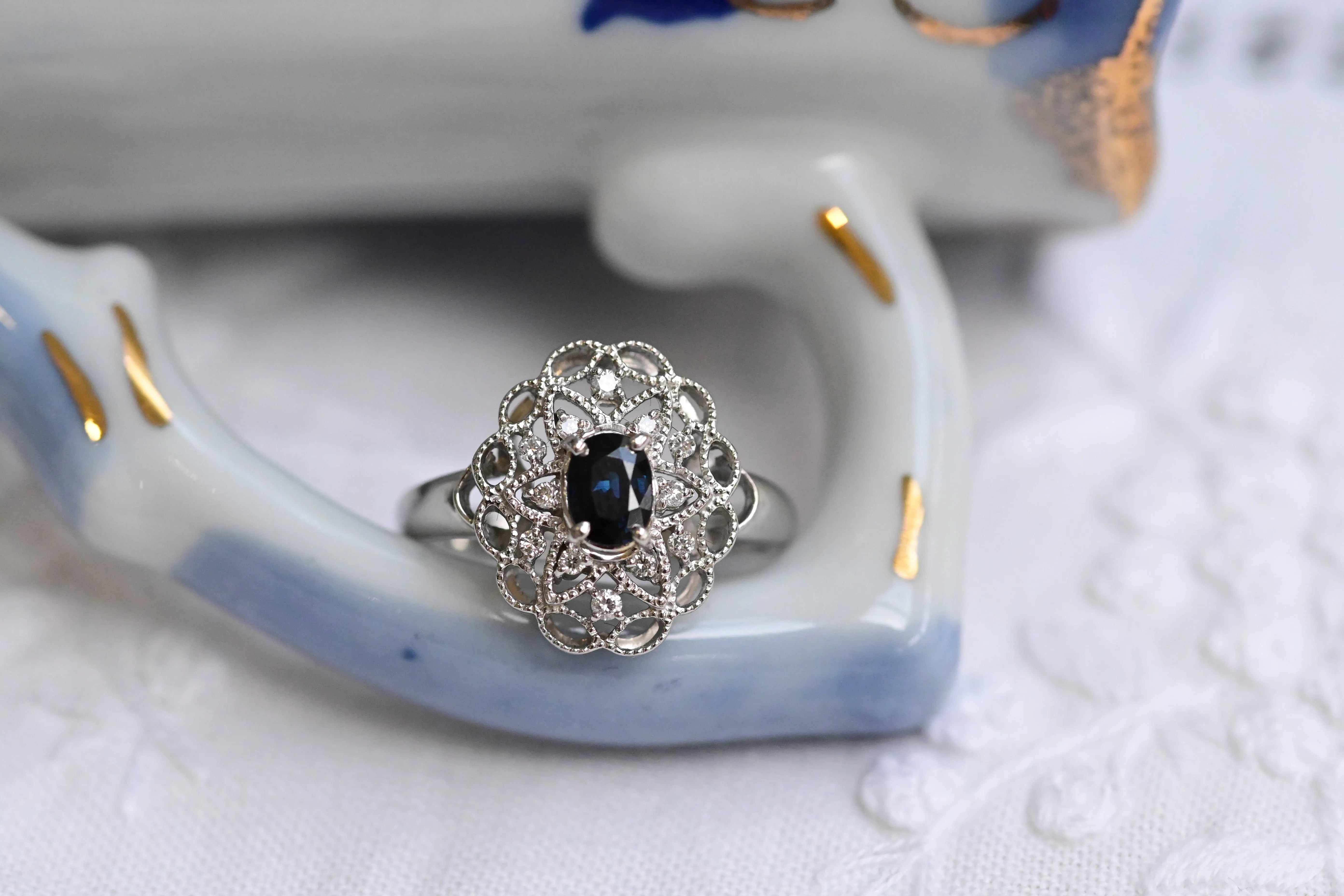 Anillo vintage de platino con zafiro oval y diamantes.