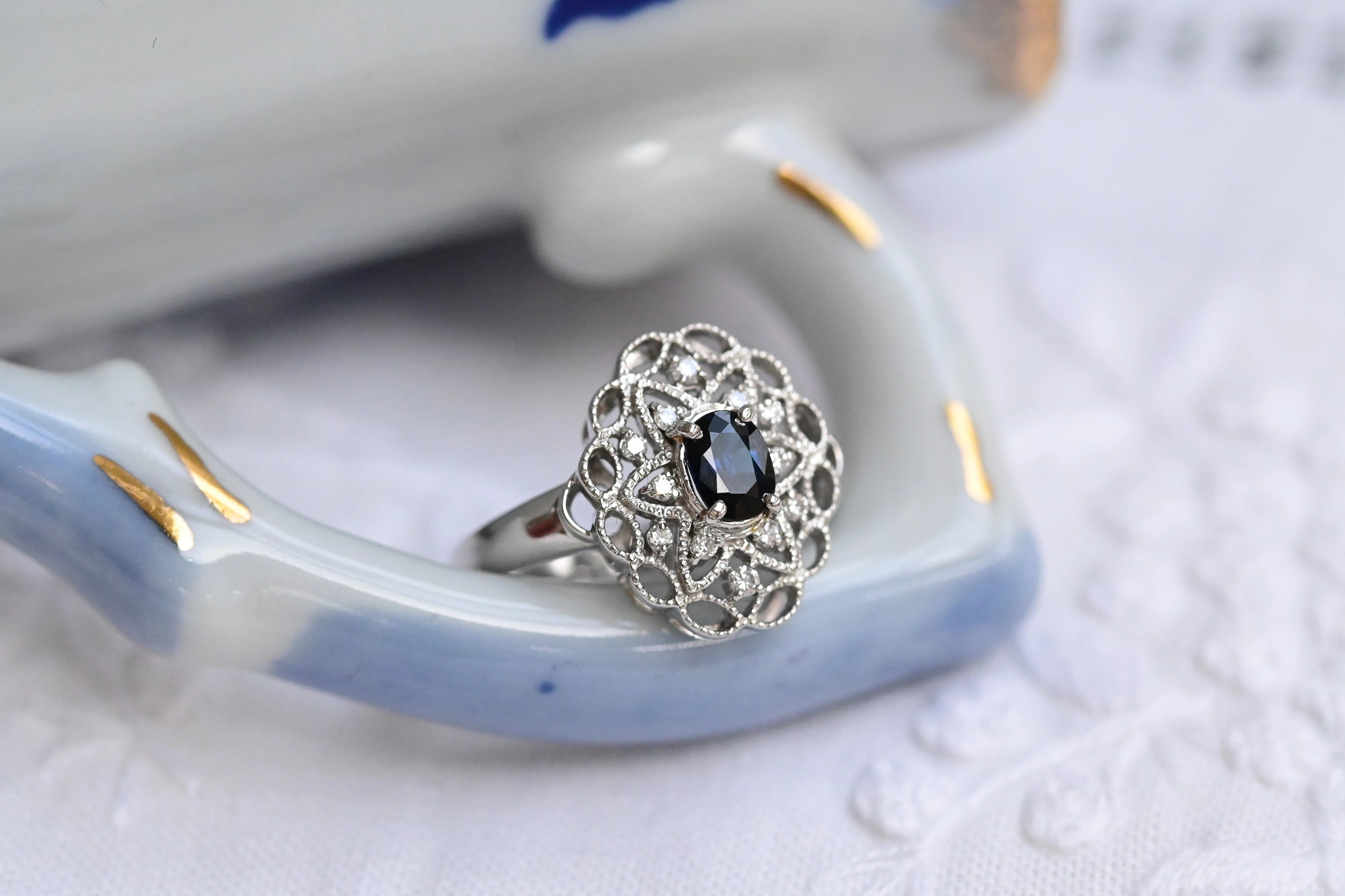 Vintage-Platinring mit ovalem Saphir und Diamanten.