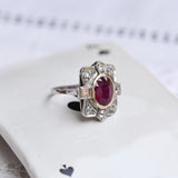 Bague de style Art déco avec rubis central et diamants
