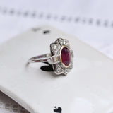 Bague de style Art déco avec rubis central et diamants