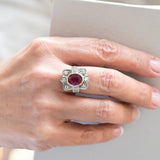 Bague de style Art déco avec rubis central et diamants