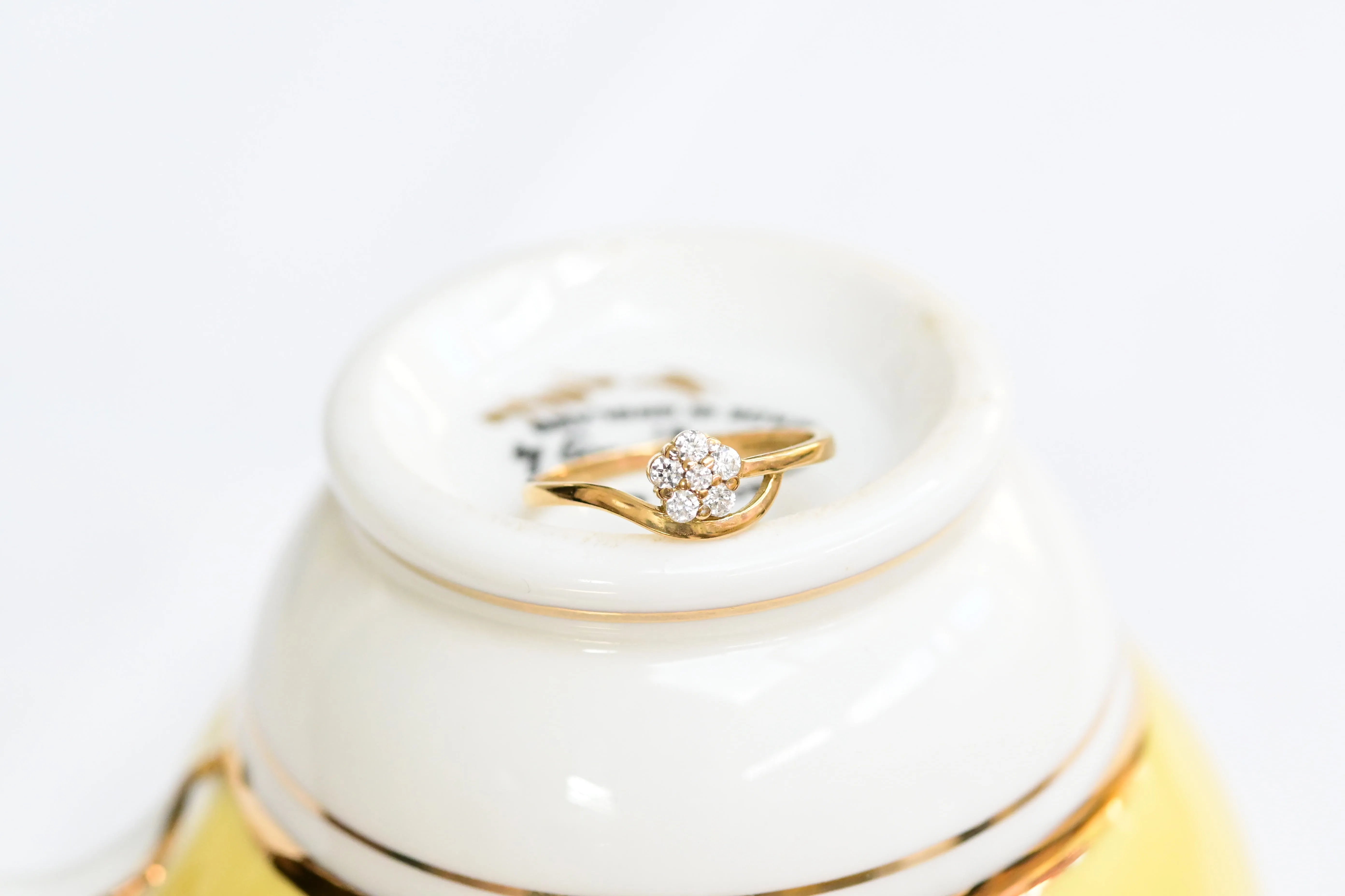 Flower diamond ring in 18K yellow gold with brilliant cut diamonds.