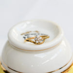 Anillo floral de diamantes en oro amarillo de 18K con seis diamantes brillantes.