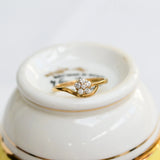 Anillo floral de diamantes en oro amarillo de 18K con seis diamantes brillantes.