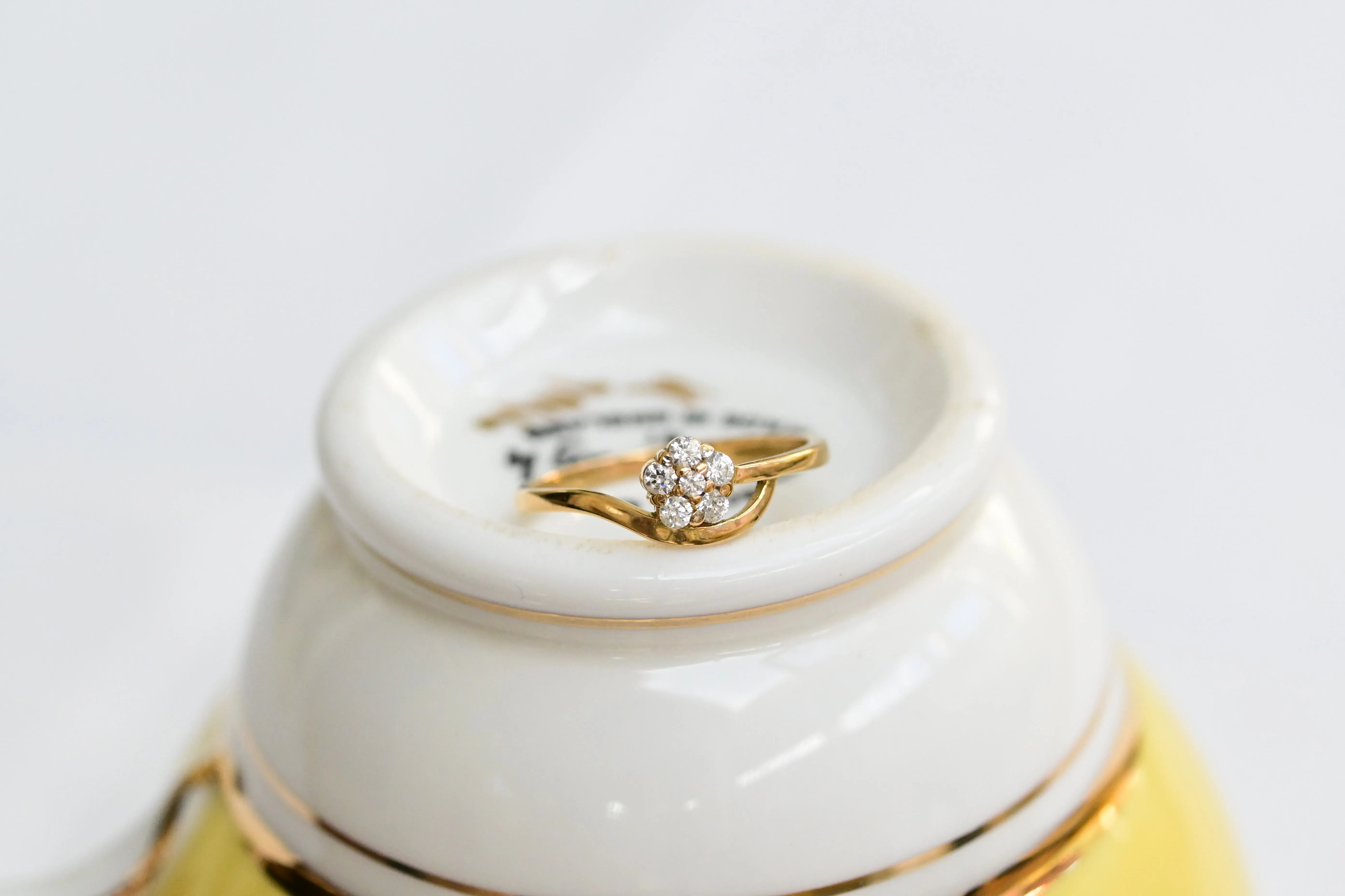 Anillo floral de diamantes en oro amarillo de 18K con seis diamantes brillantes.
