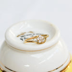 Bague fleur de diamants en or jaune 18K avec six diamants taille brillant.