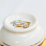 Bague fleur de diamants en or jaune 18K avec six diamants taille brillant.