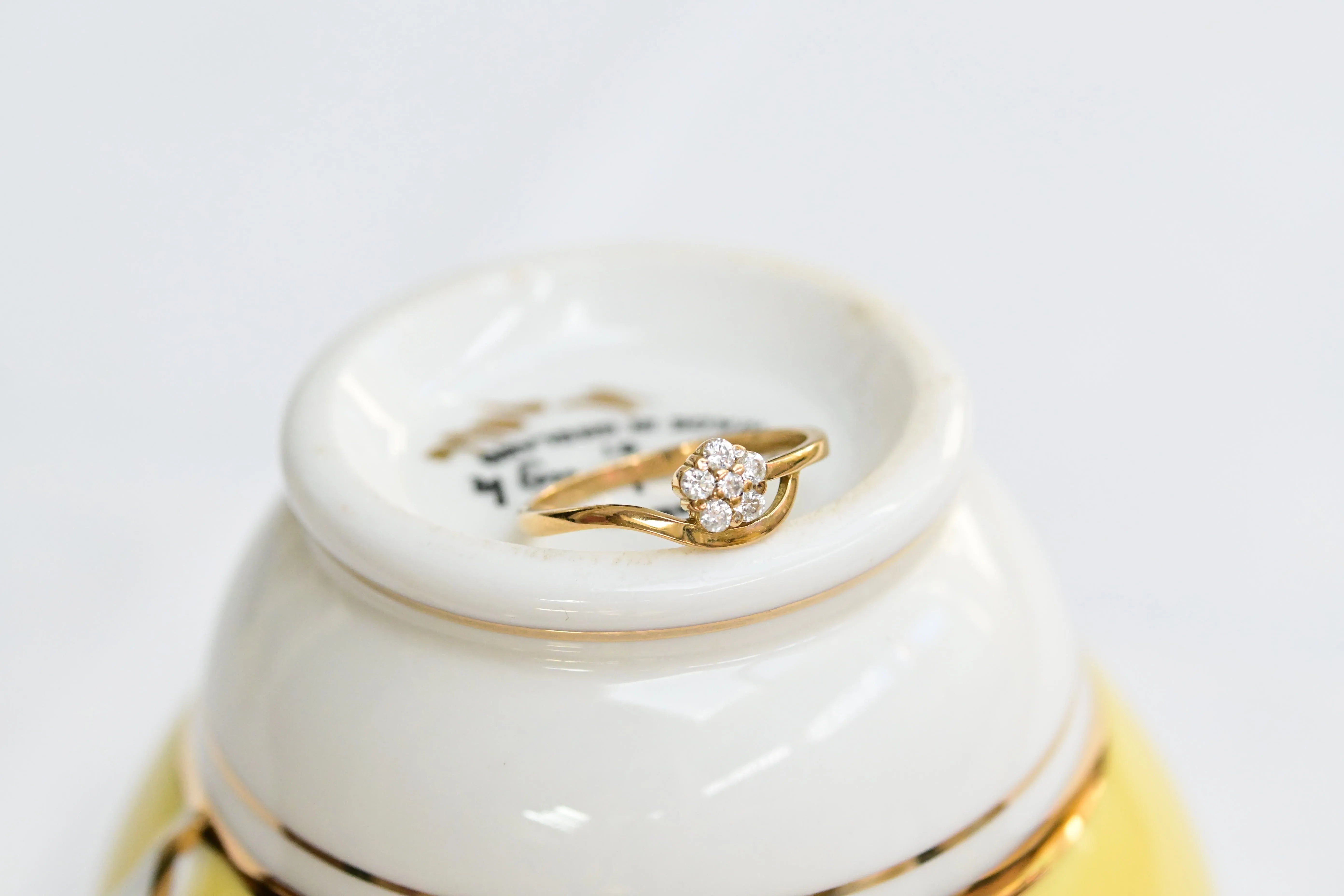 Bague fleur de diamants en or jaune 18K avec six diamants taille brillant.