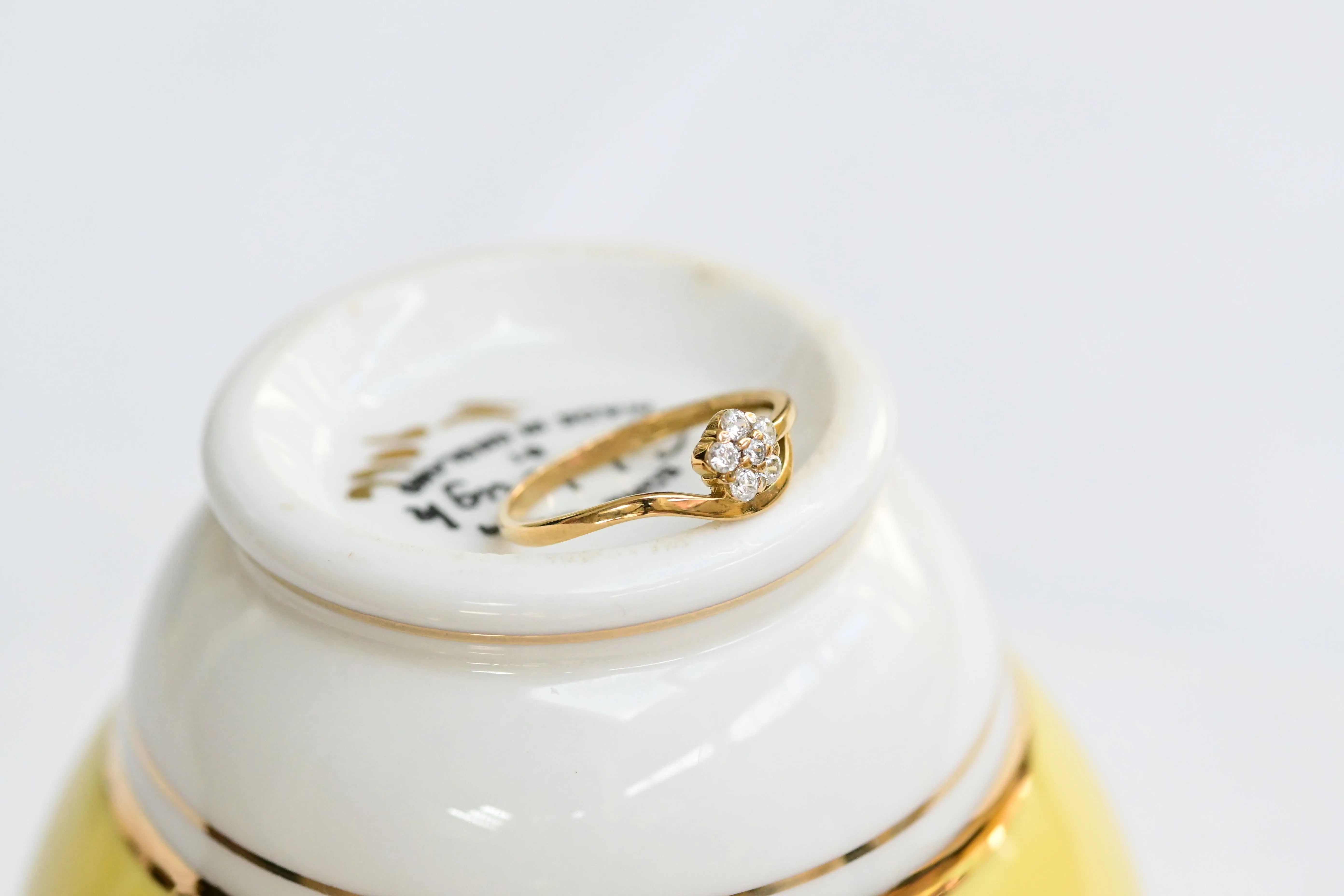 Blumen-Diamantring aus 18K Gelbgold mit sechs Brillanten.