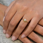 Elegant flower-shaped diamond ring made of 18K yellow gold, featuring 6 diamonds.