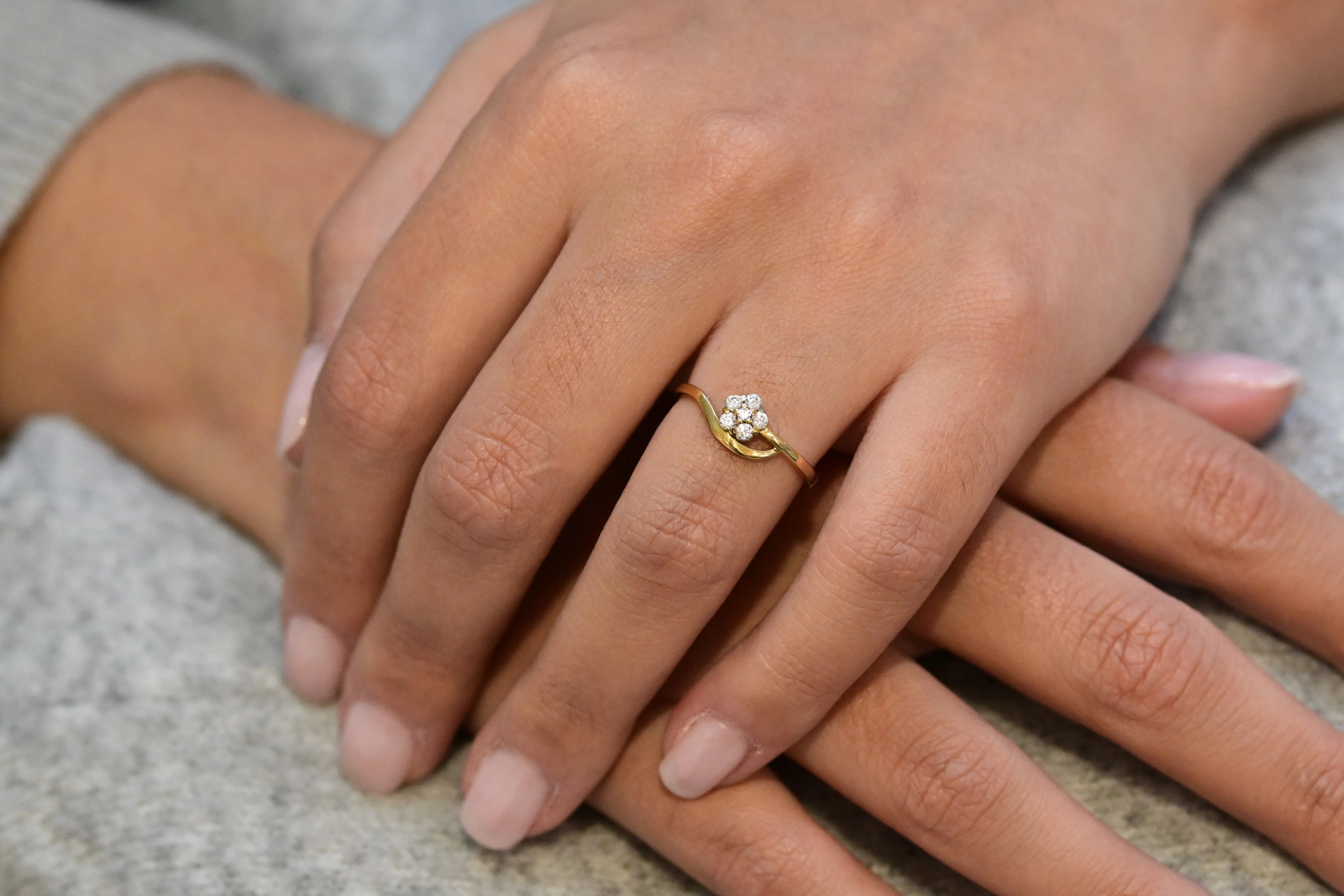 Elegant flower-shaped diamond ring made of 18K yellow gold, featuring 6 diamonds.