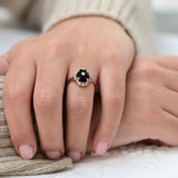 Bague Art Déco avec un onyx central et des diamants