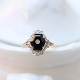 Bague Art Déco avec un onyx central et des diamants