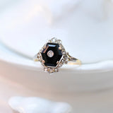 Bague Art Déco avec un onyx central et des diamants
