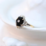 Bague Art Déco avec un onyx central et des diamants
