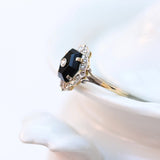 Bague Art Déco avec un onyx central et des diamants