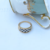 Vintage ring with interlaced zigzag sapphires