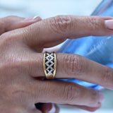 Vintage ring with interlaced zigzag sapphires