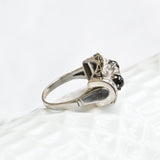 Vintage prstan v slogu chevalier s safirjem in diamanti