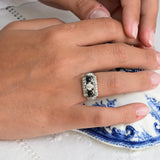 Vintage prstan v slogu chevalier s safirjem in diamanti