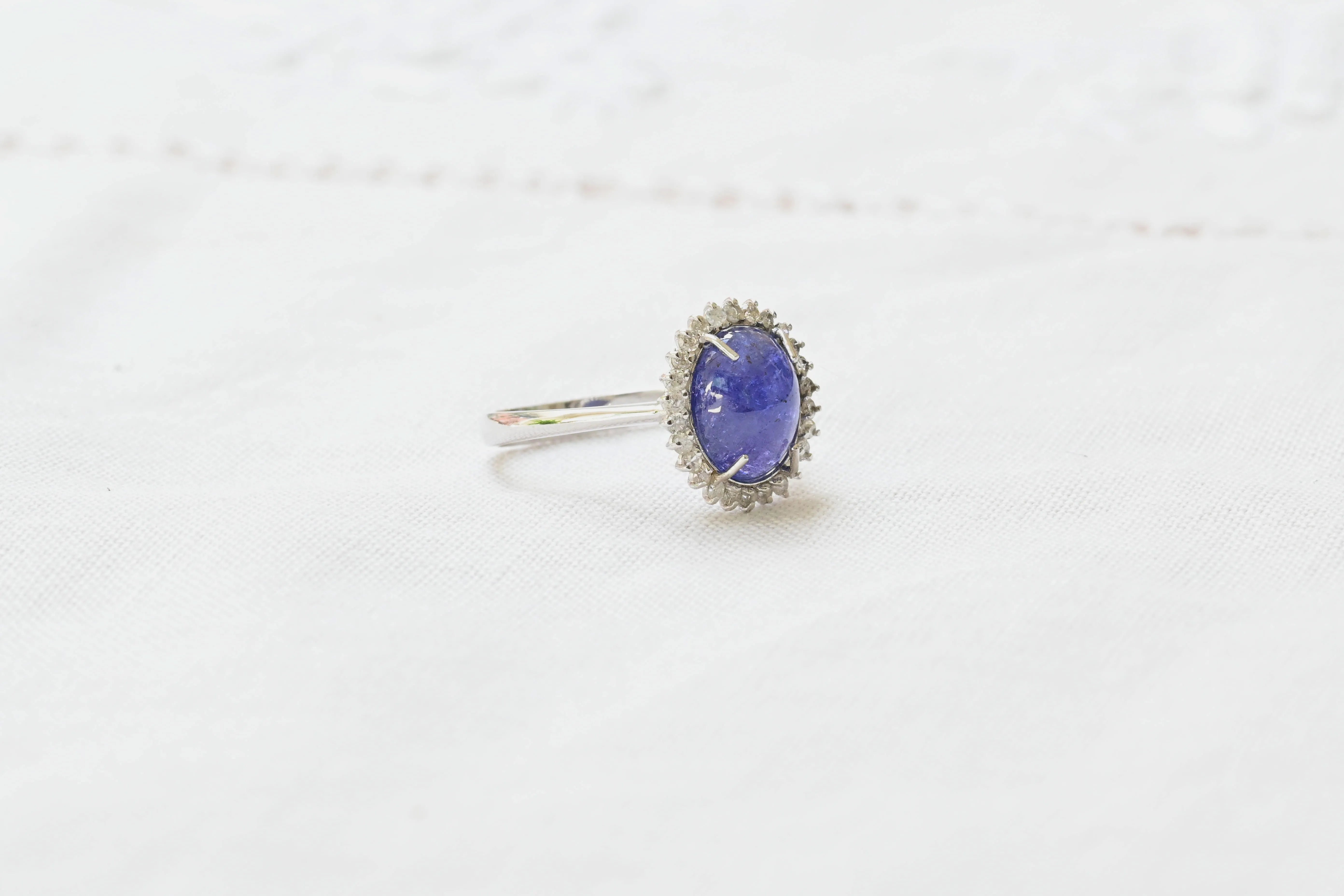 Bague de fiançailles vintage avec une tanzanite centrale de 3,70 ct et 26 diamants taille brillant en or blanc 18K.