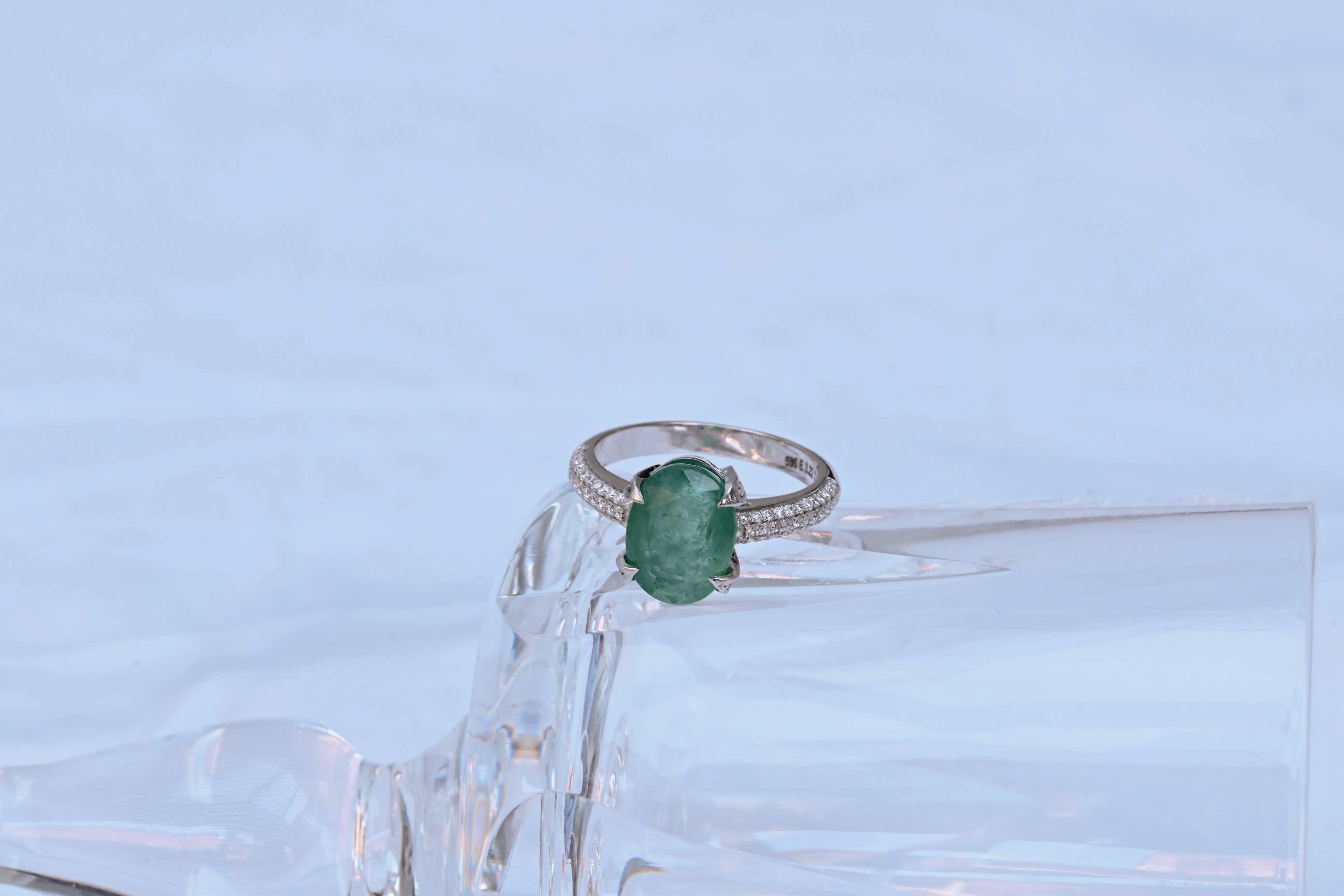 Anillo de compromiso de esmeralda verde semitransparente de 3,22 ct y 86 diamantes en oro blanco de 14K.