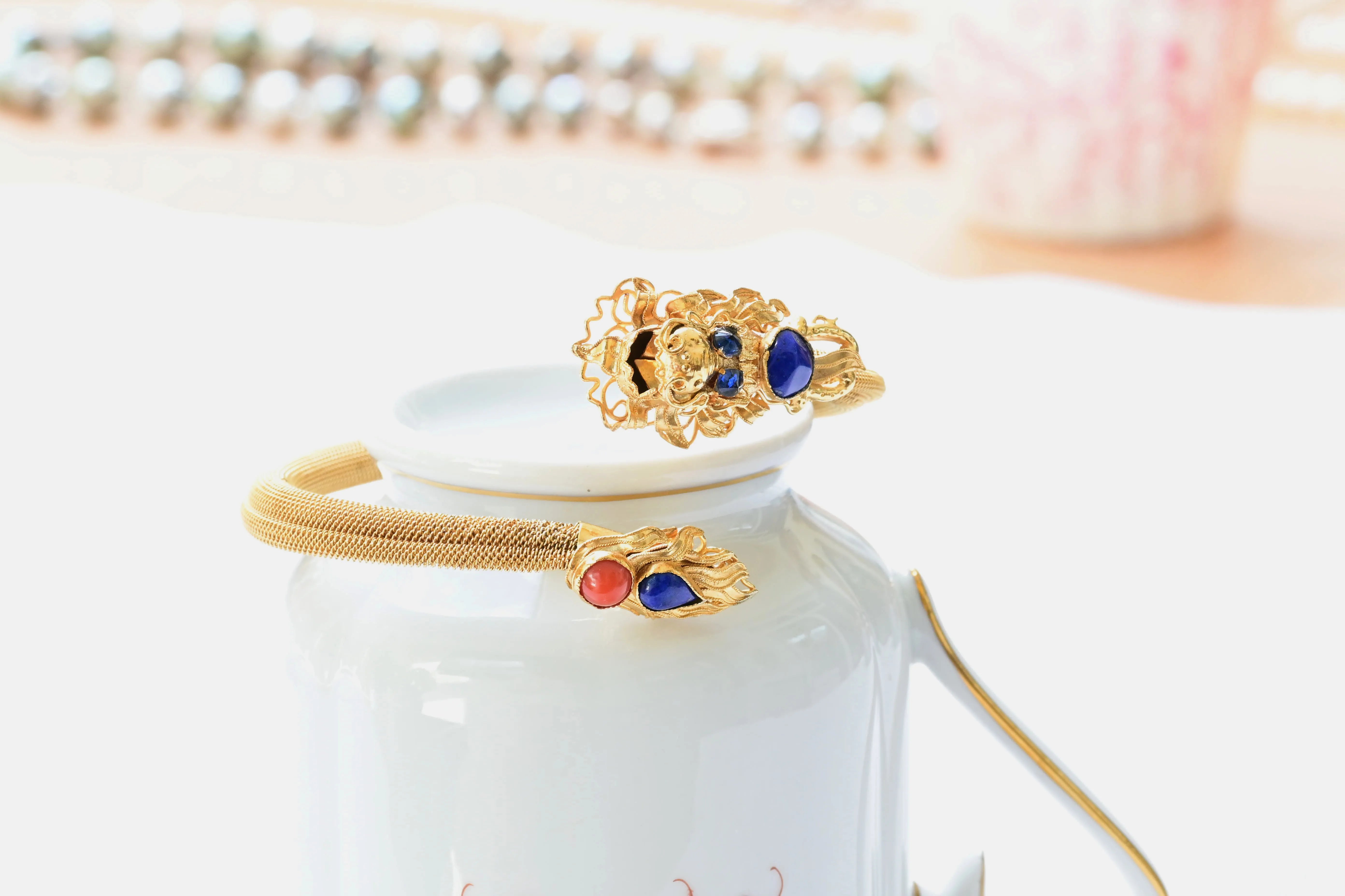 Bracelet en maille d'or, avec une tête et une queue de dragon en or, et plusieurs pierres précieuses serties : Saphirs, Lapis-lazuli et Diamants.  Bijou vintage fait à la main.