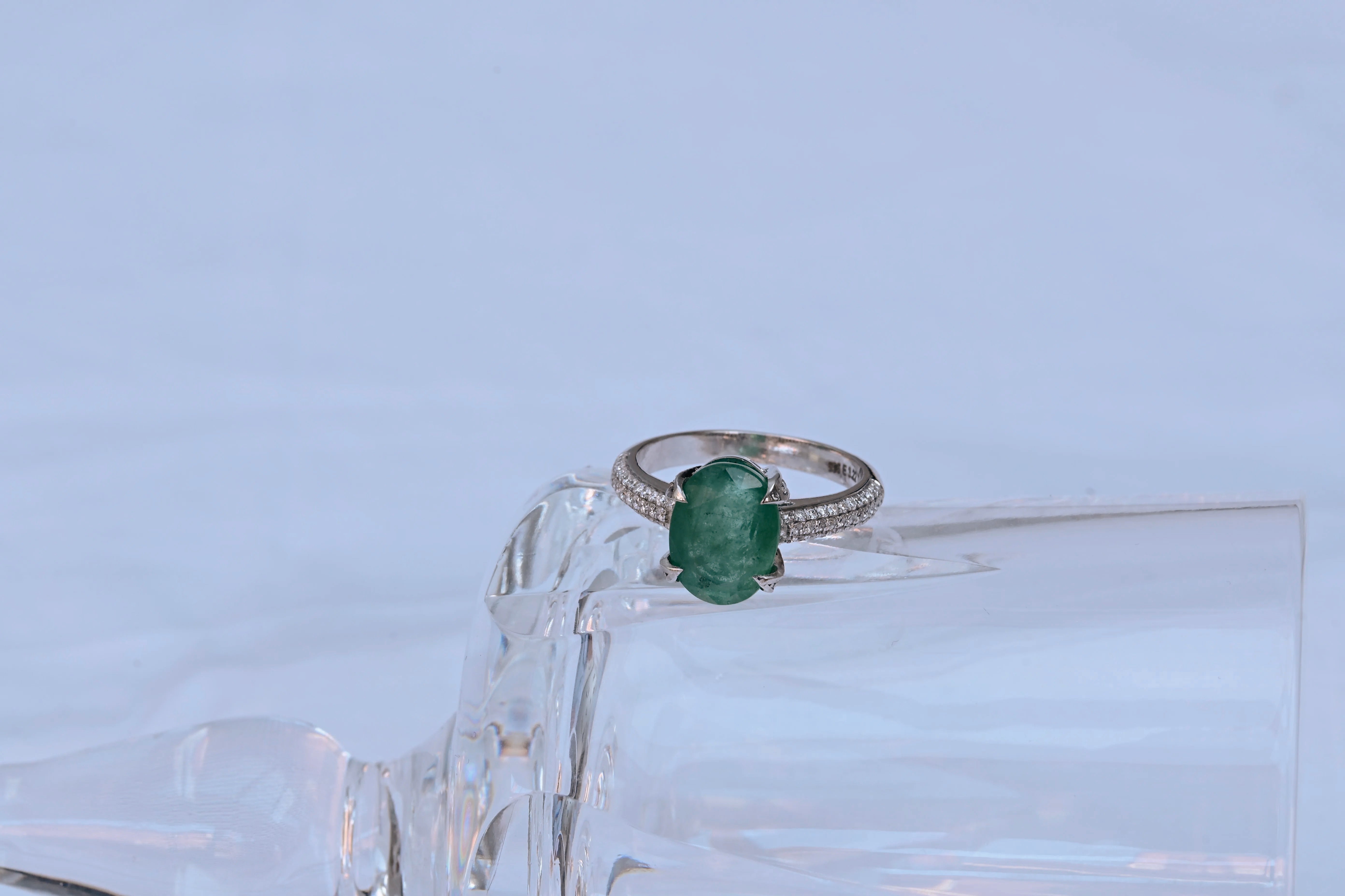 Bague de fiançailles émeraude verte semi-transparente de 3,22 ct et 86 diamants en or blanc 14K.