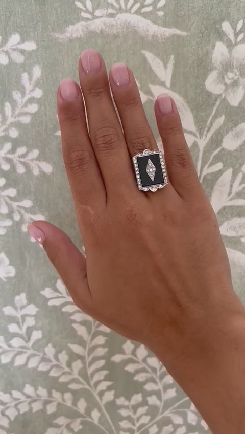 Bague Art Déco en onyx en or blanc 18K, avec un onyx central du Pakistan et 28 diamants. Certifiée et ajustement gratuit.